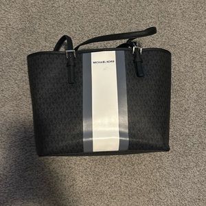 Black and white Michael Kors tote